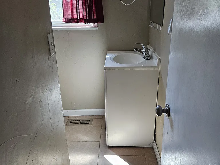 1700 E 4th St #1700 — Photo 4