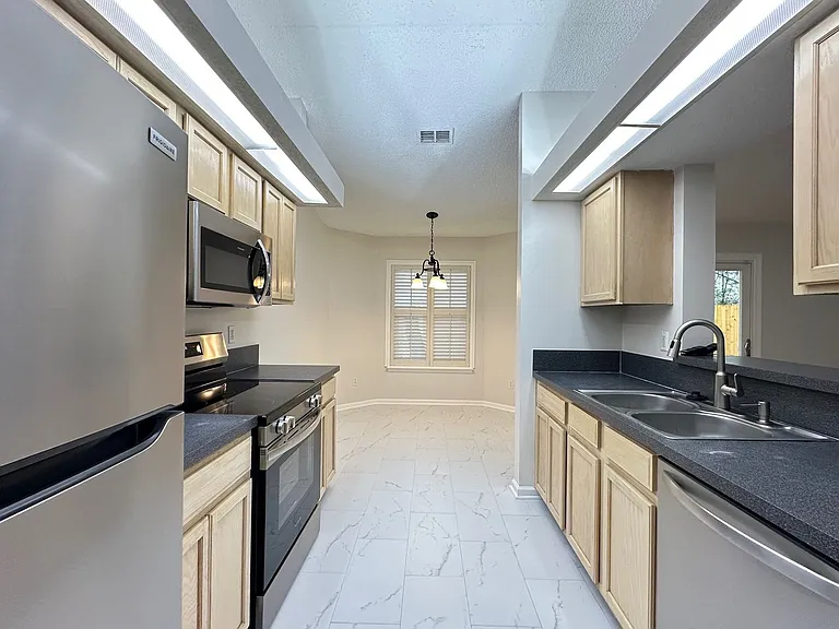 1803 Canterbury Ln — Photo 9