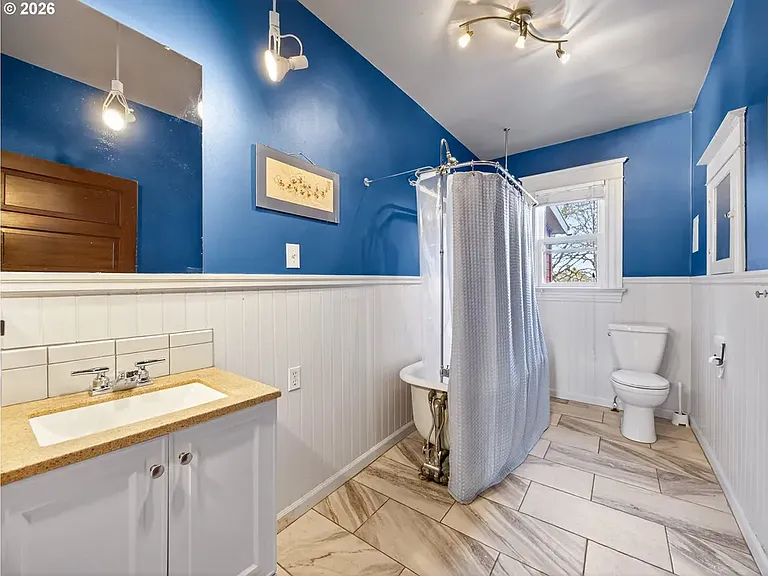 237 NE Graham St — Photo 12