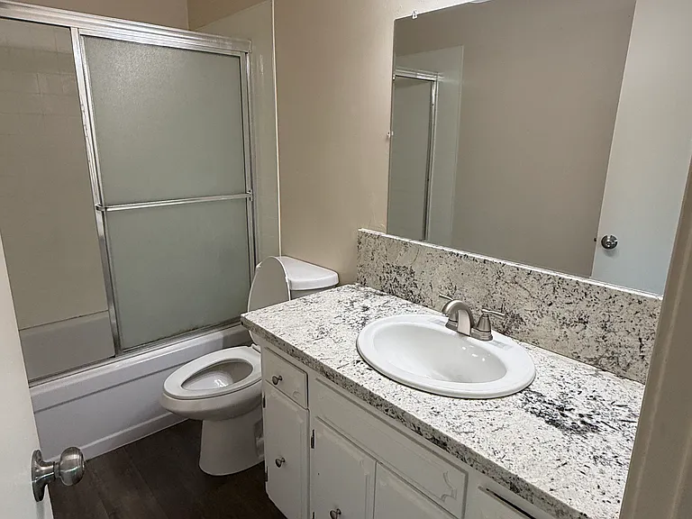 1720 W Ashlan Ave — Photo 4