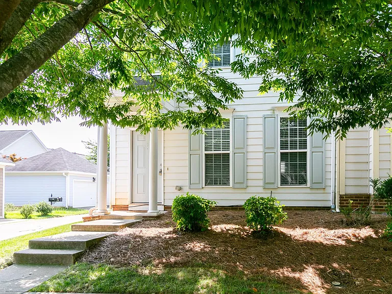301 Danbury Ct — Photo 2