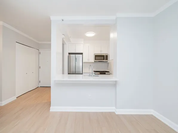 140 Riverside Boulevard image 6 of 31