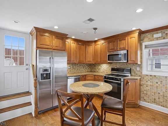4th image of 464 Meade St