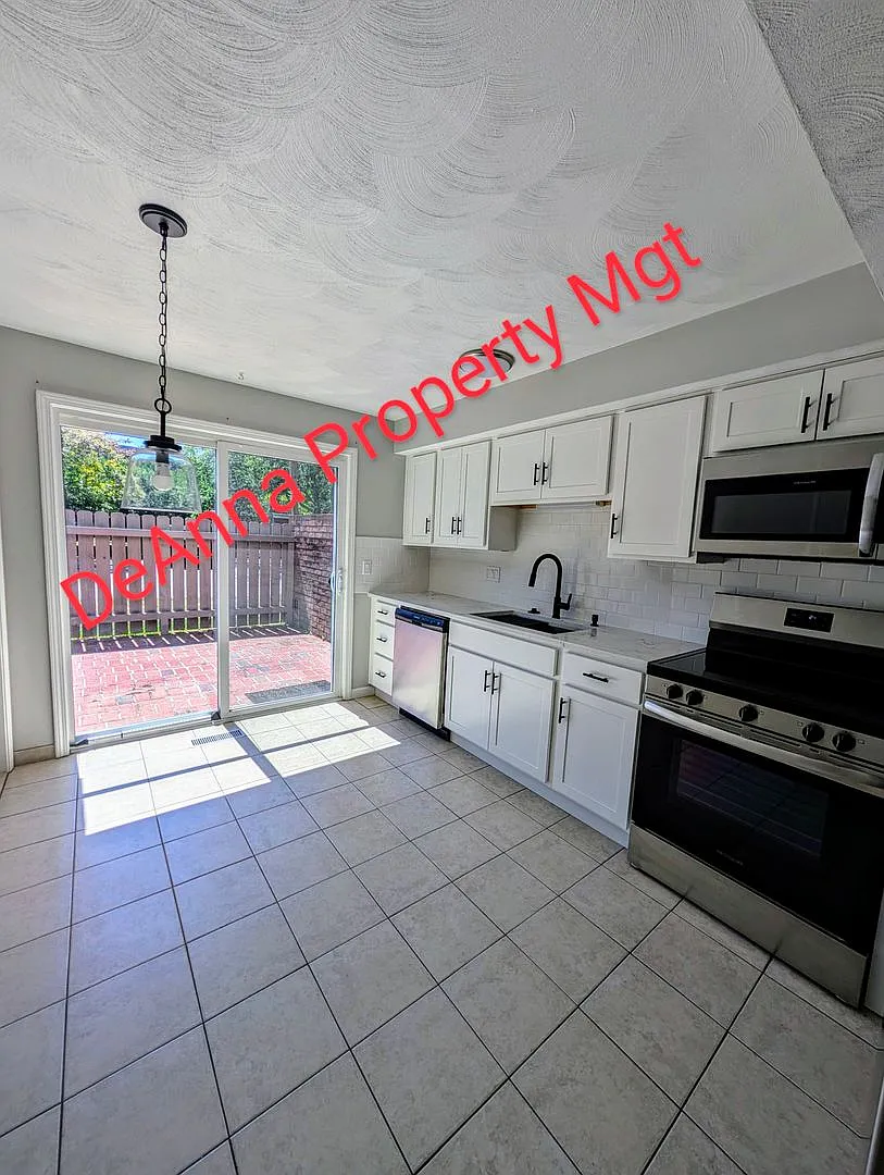 Avon -Townhouse 2 bedrooms 1.5 Baths — Photo 4