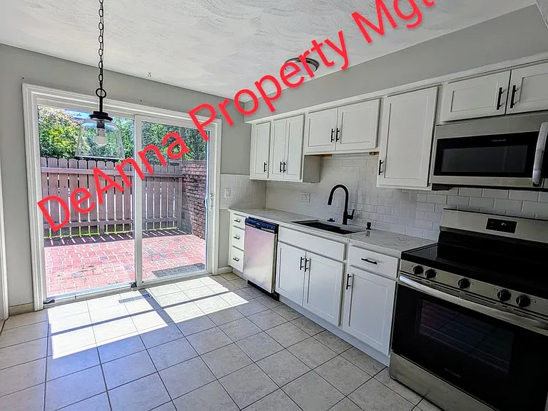 2581 Shakespeare Ln — Photo 4