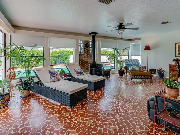 1536 John Anderson Dr — Photo 5