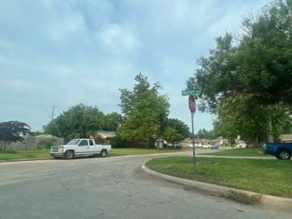 Exterior Neighborhood (street photo)