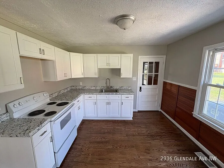 Charming 2 Bedroom Home in Northwest Roanoke Move-In Ready Soon! — Photo 4
