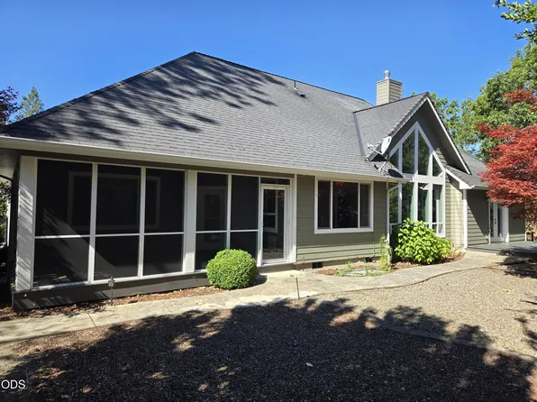 1868 NW F St, Grants Pass, OR 97526