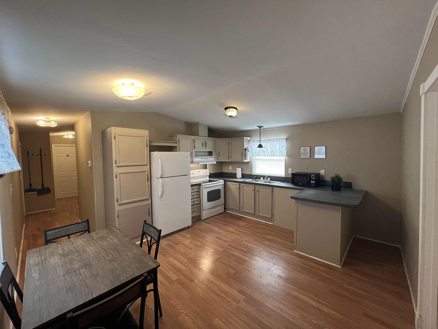 3 bed, 1.0 bath, 800 sqft, $849 — Photo 3