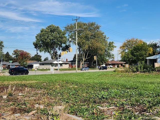 15 Mile Rd, photo 9