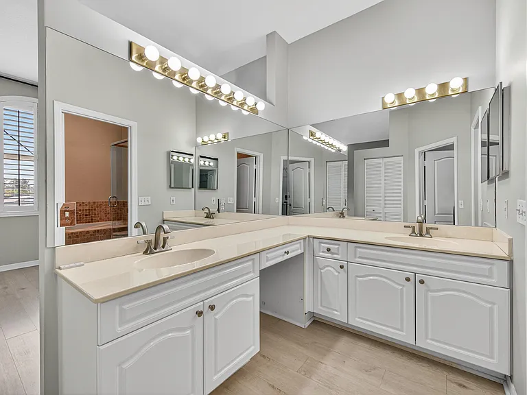 835 NE 17th Way — Photo 27