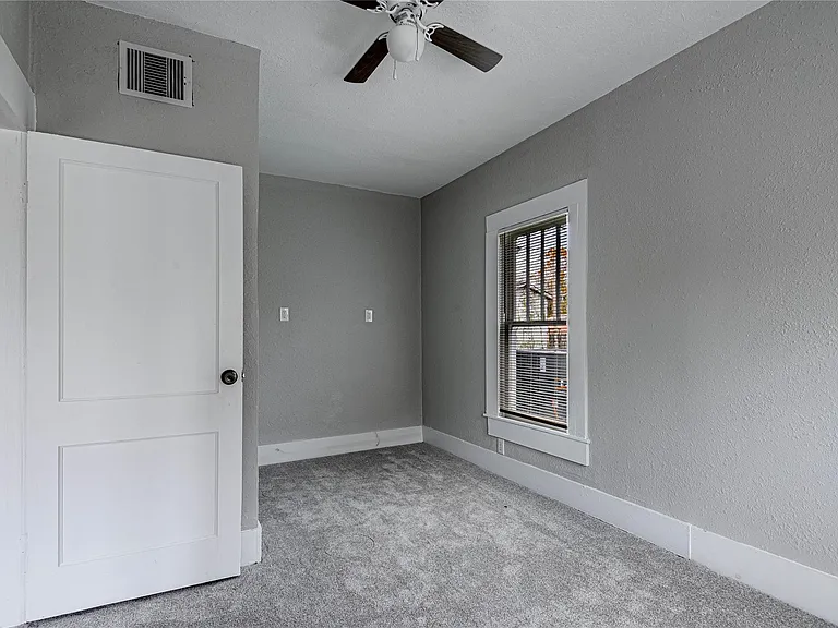 200 W Caroline St #A — Photo 23