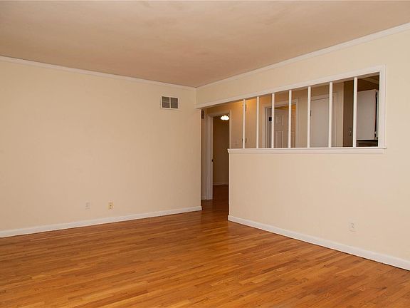 4th image of 1012 Loekes Dr