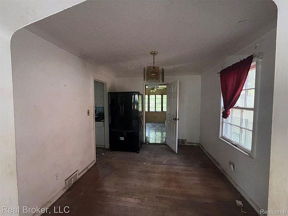 4th image of 18453 Stansbury St