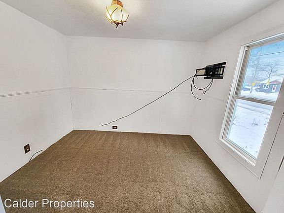 4th image of 1058 Marquette Ave