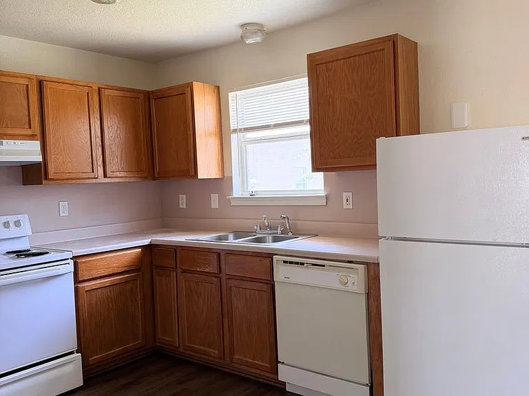 3204 Hereford Ln — Photo 4