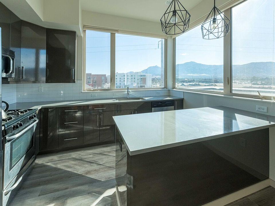 Luxury, modern kitchen with unobstructed Flatiron Views