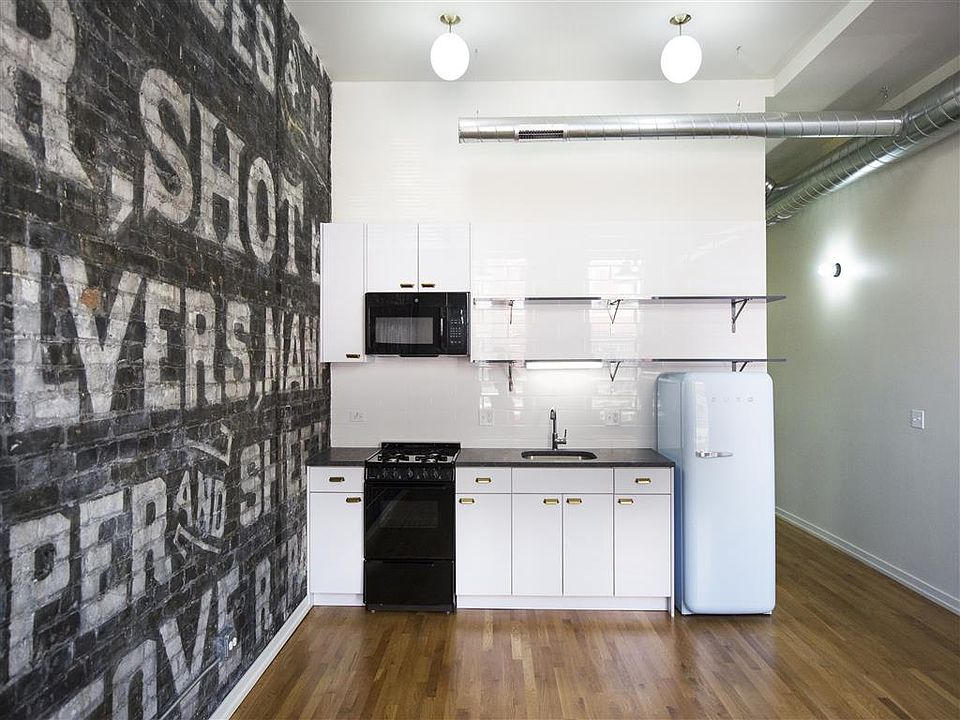 1st image of 1422 N Milwaukee Ave Unit 302