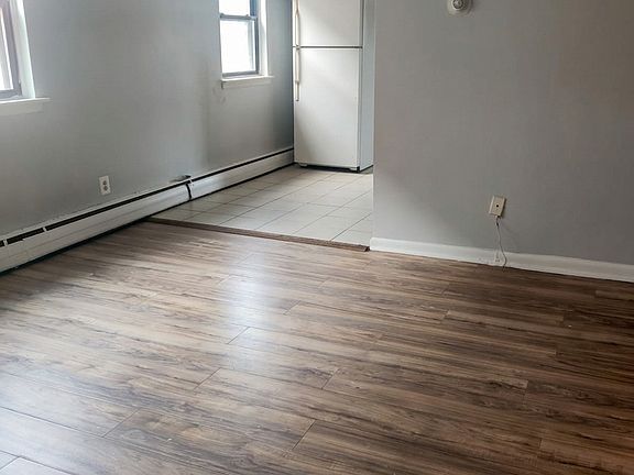 4th image of 903 E Cliveden St