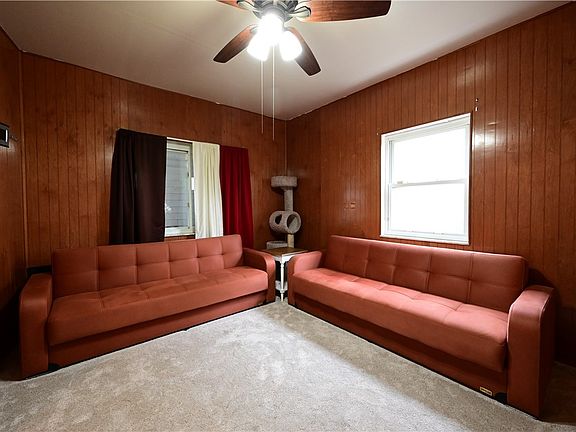 5th image of 805 Railroad St