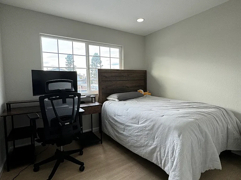460 Tanfield Ln — Photo 3