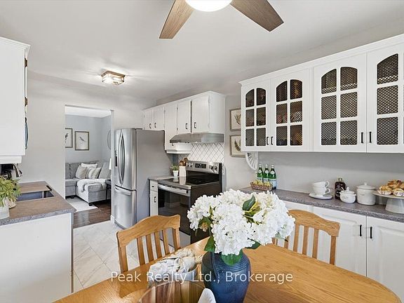 3rd image of 1673 Applewood Cres