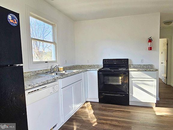 4th image of 822 Springfield Cir