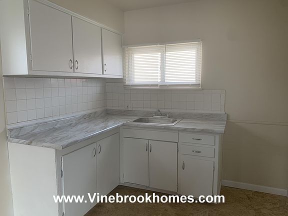 5th image of 575 Travis Dr