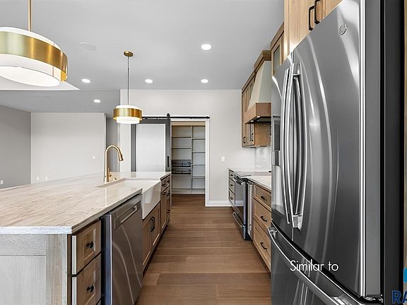 4th image of 1217 Thompson Pl E