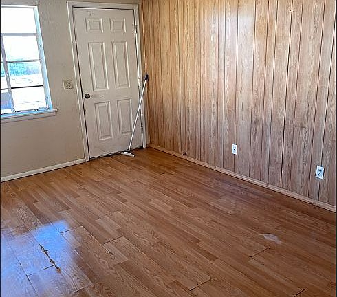 4th image of 403 Pine Ave