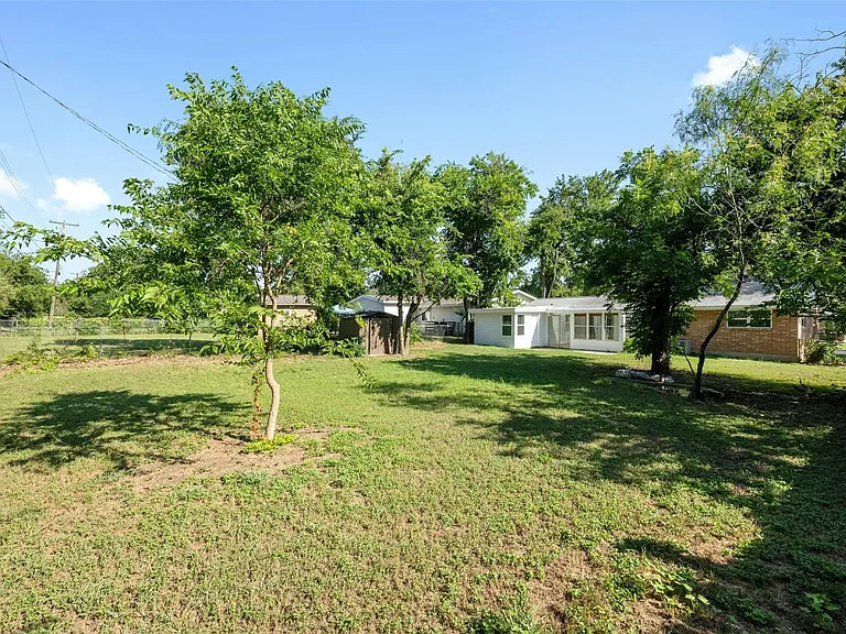 2409 Devonshire Dr — Photo 3