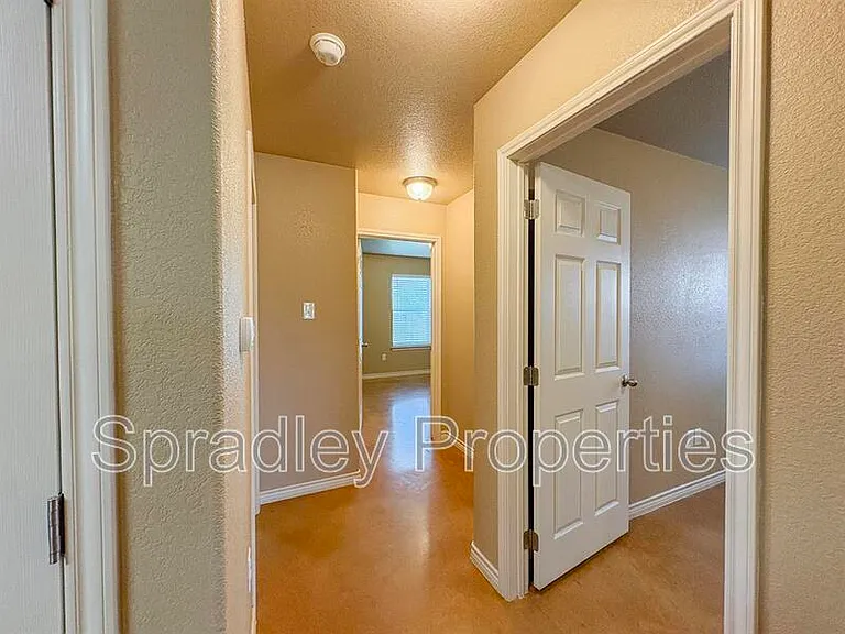 725 Laila Ln — Photo 6
