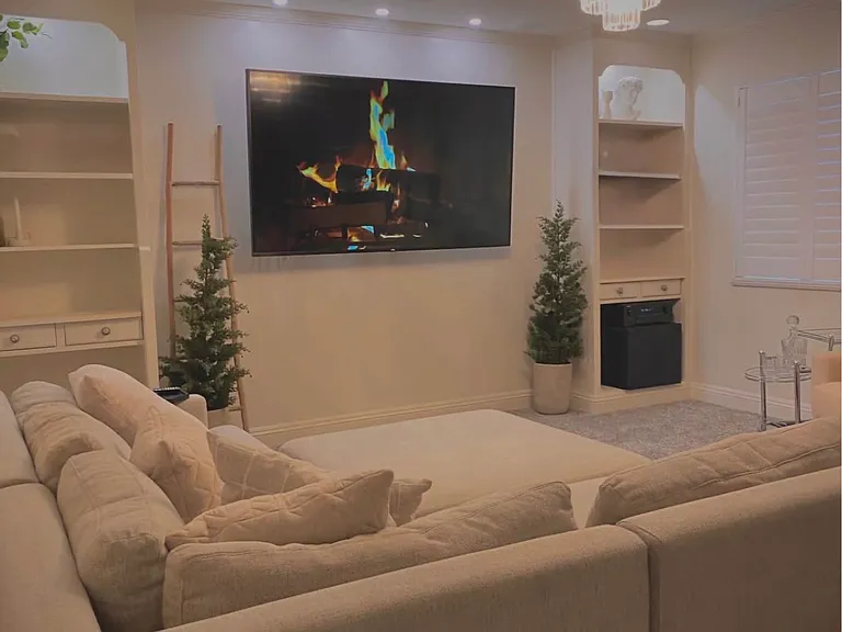 Built-in bookshelves to maximize floor space and storage. Built-in ceiling Pyle surround sound system offering maximum movie watching and relaxation experience.