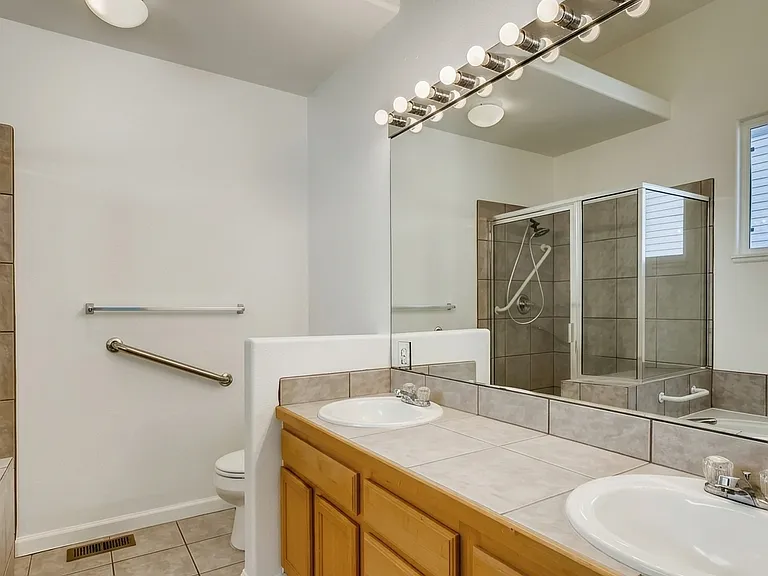 679 Allison St — Photo 9