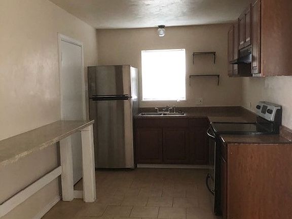 4th image of 404 N San Jacinto St