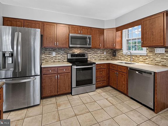5th image of 3637 Woodley Rd