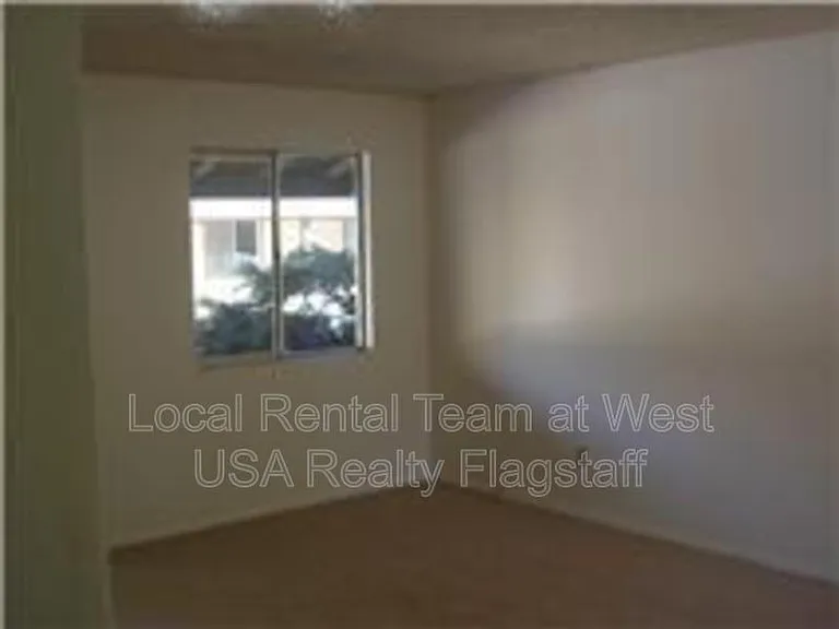 2219 E Dortha Ave #6 — Photo 3