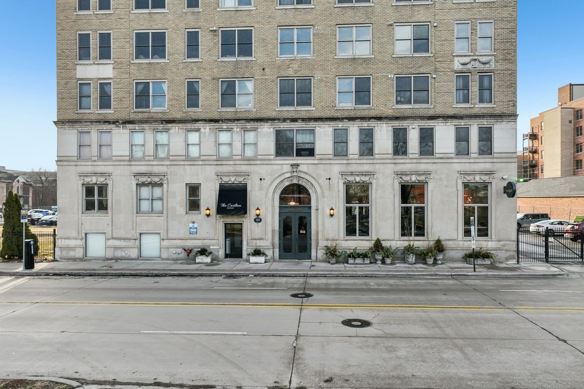 John R St-S0901-001.jpg