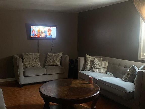 5th image of 222 Betts Ave