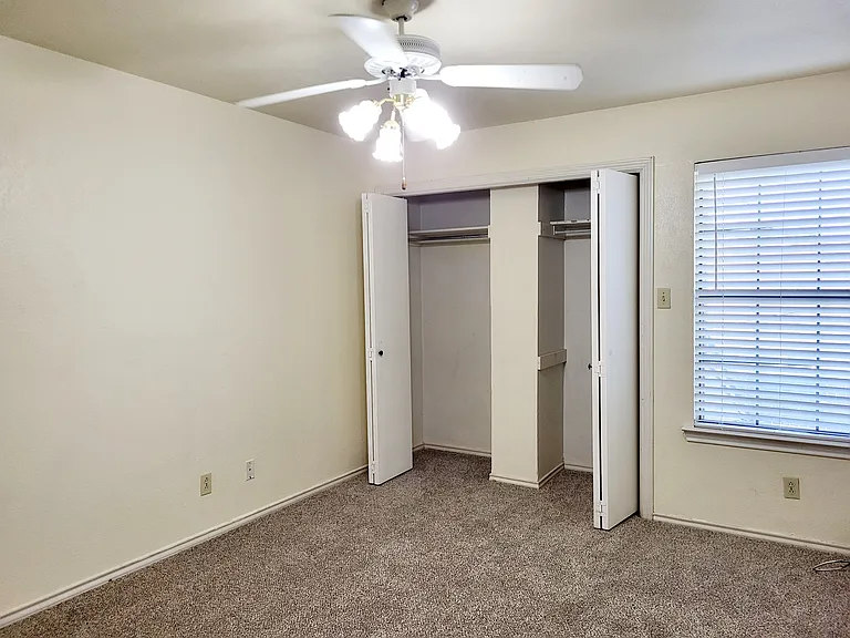 2424 Lakeview Cir — Photo 14