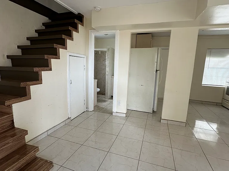 307 S Cox St #B — Photo 4