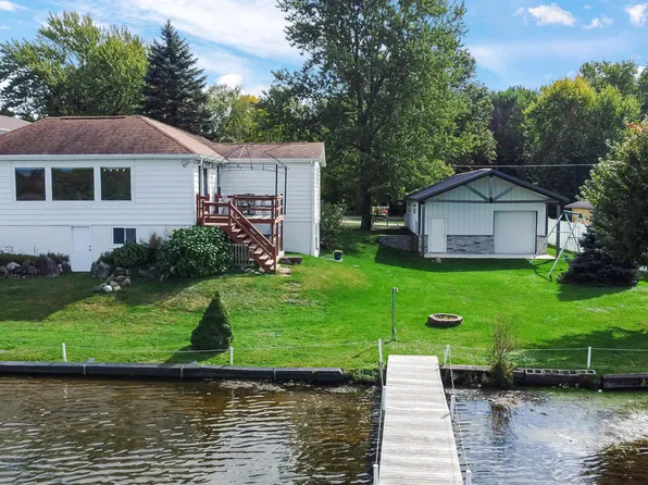 130 Lakeside Dr, Walkerton, IN 46574