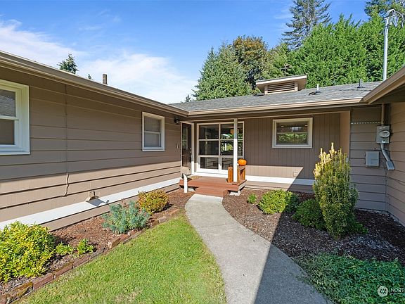 2nd image of 2136 Woodcrest Drive SE