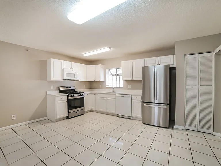 5901 Lincoln Cir W — Photo 6