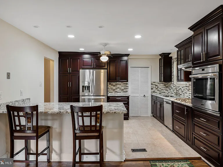 15 Embassy Dr — Photo 11