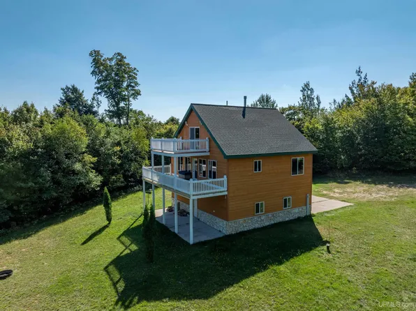 N8041 Harborview Rd, Munising, MI 49862