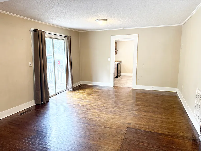 210 N Valley Rd — Photo 3