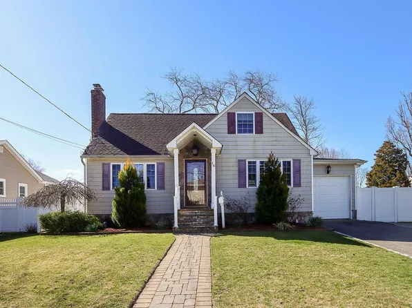 16 Meade Avenue, Babylon, NY 11703