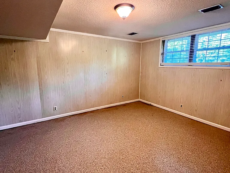 112 Kirk Dr — Photo 15